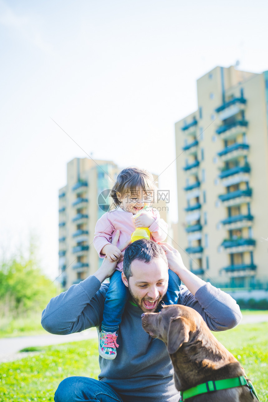 成年中男子在公园中有幼儿的女肩膀在婴公园中图片