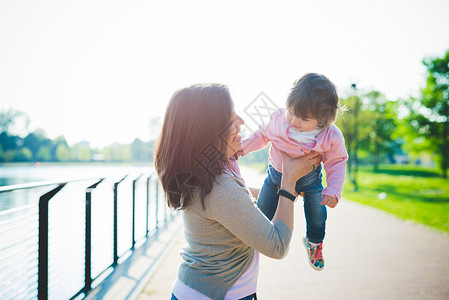 中成年女子在河边举起幼儿女图片