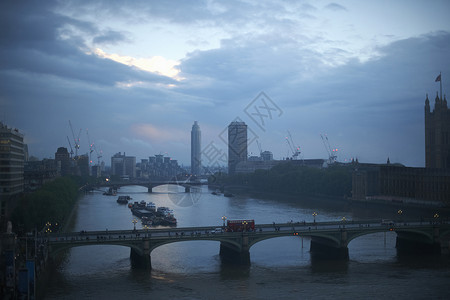 黎明时泰晤士河和威斯敏特桥高角度视图伦敦英国图片