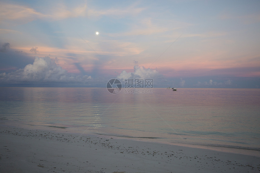 黎明时的海滩和平静的风景图片