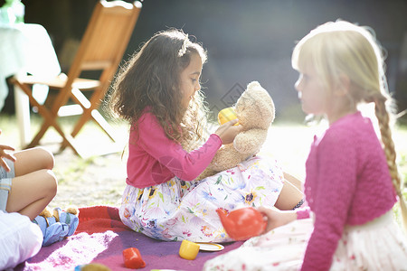 女孩在花园生日派对上玩野餐图片