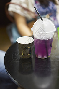 咖啡桌上的饮料特制图片