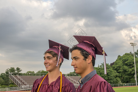 毕业典礼上两名青年男子的肖像图片