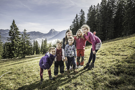 两名妇女和四名儿童在奥地利阿肯基尔菲尔德的画像背景