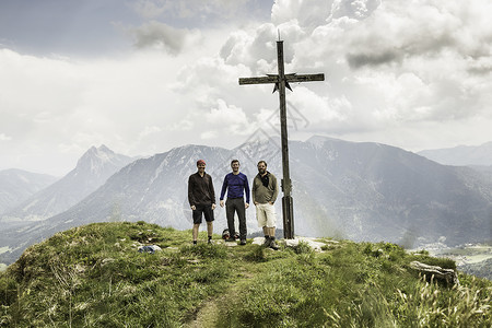 阿肯基尔奥地利Achenkirch山上三名成年男子徒步旅行者肖像奥地利Achenkirch背景