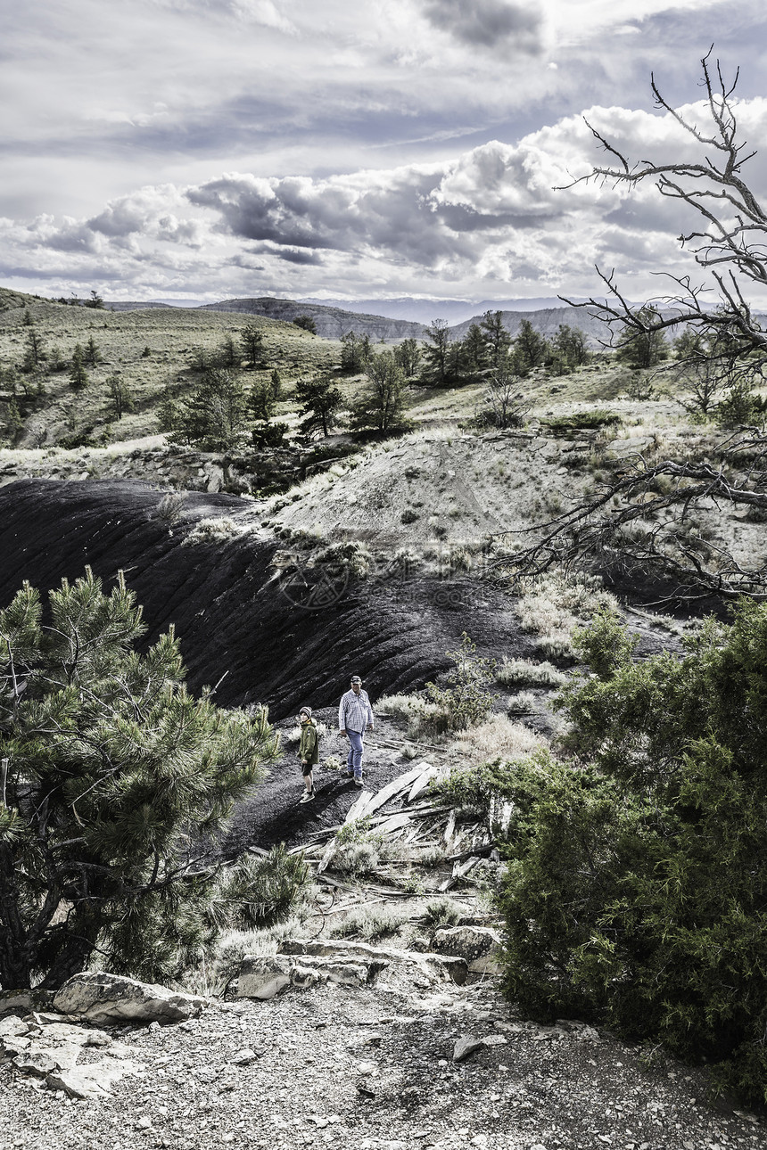 美国蒙大拿州BrigerBridger在岩石构造中徒步远足图片