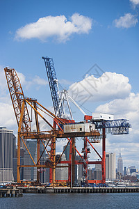美国纽约港两台起重机图片
