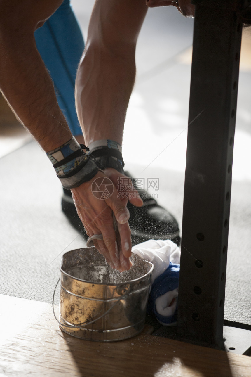 男人在锻炼前往手上擦粉图片