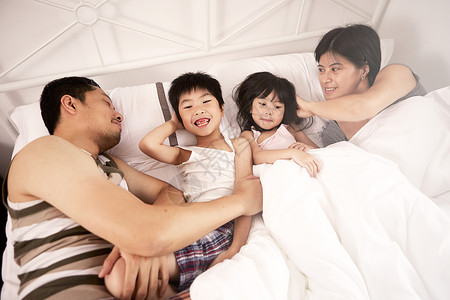 父母和两个幼儿的中华青年家庭在中同床图片