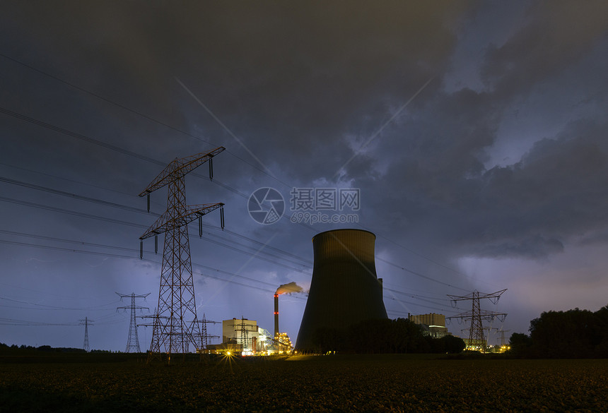 夜间雷暴击中燃煤发电站图片