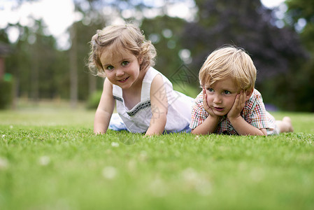 生活在草地上的男孩和女表面水平图片