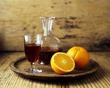 红葡萄酒和新鲜橙子水果的死活图片