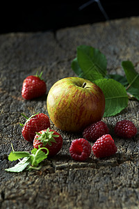 树皮上的草莓和苹果图片