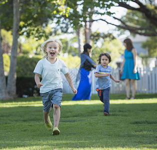 两个在花园里赛跑的男孩图片