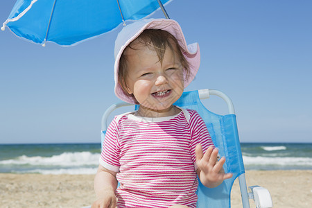 沙滩椅上的小女孩图片