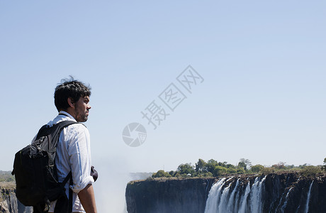 在赞比亚维多利瀑布外望中年男子背景图片