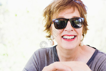 身戴墨镜的快乐女人图片