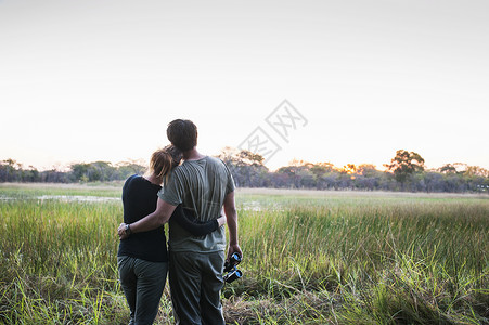 赞比亚卡福公园一对夫妇在狩猎中眺望风景图片