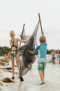 儿童学习如何使用传统渔网图片