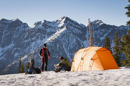 美国犹他州瓦萨奇山孤峰荒野梅伯德盆地的登山之旅营地背景