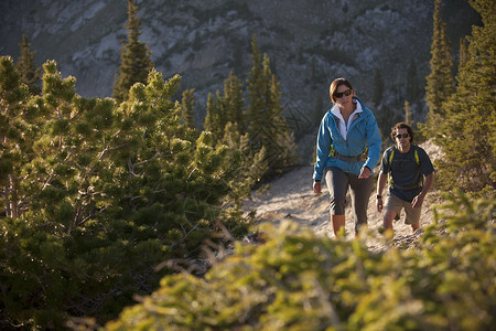 美国犹他州瓦萨奇山在爬山的情侣图片