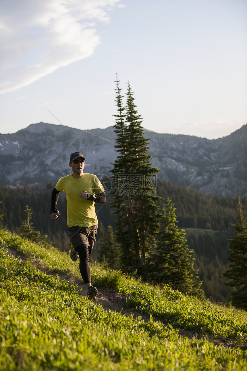 美国犹他州瓦萨奇山上奔跑的男人图片