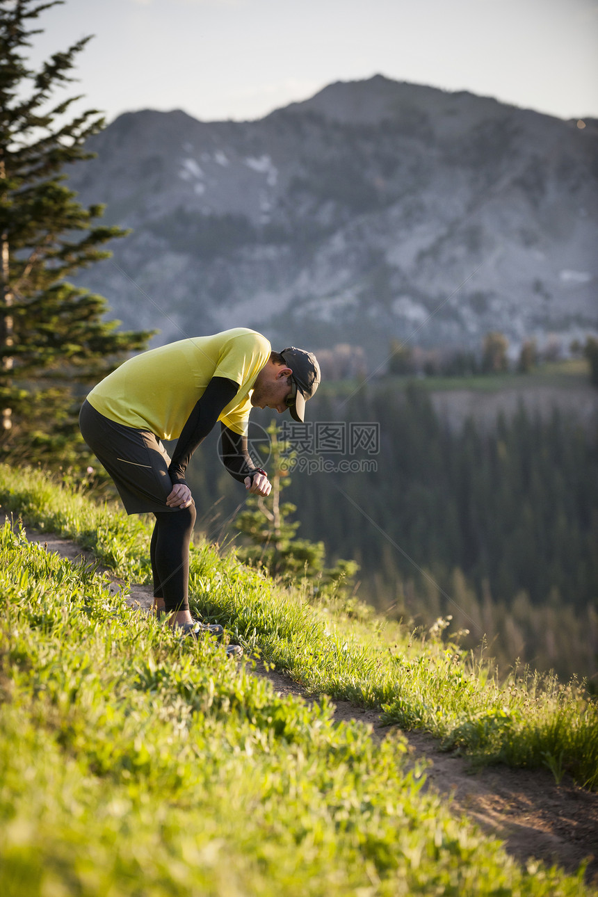 美国犹他州瓦萨奇山上休息的男人图片