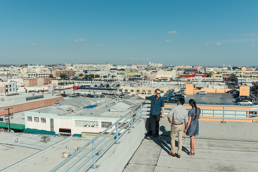 美国加利福尼亚州洛杉矶的房顶露台观景的商人图片