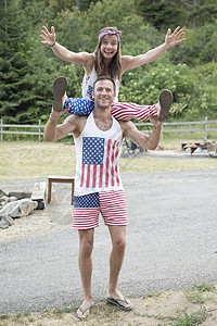 穿着印有美国国旗服装的夫妇庆祝独立日图片