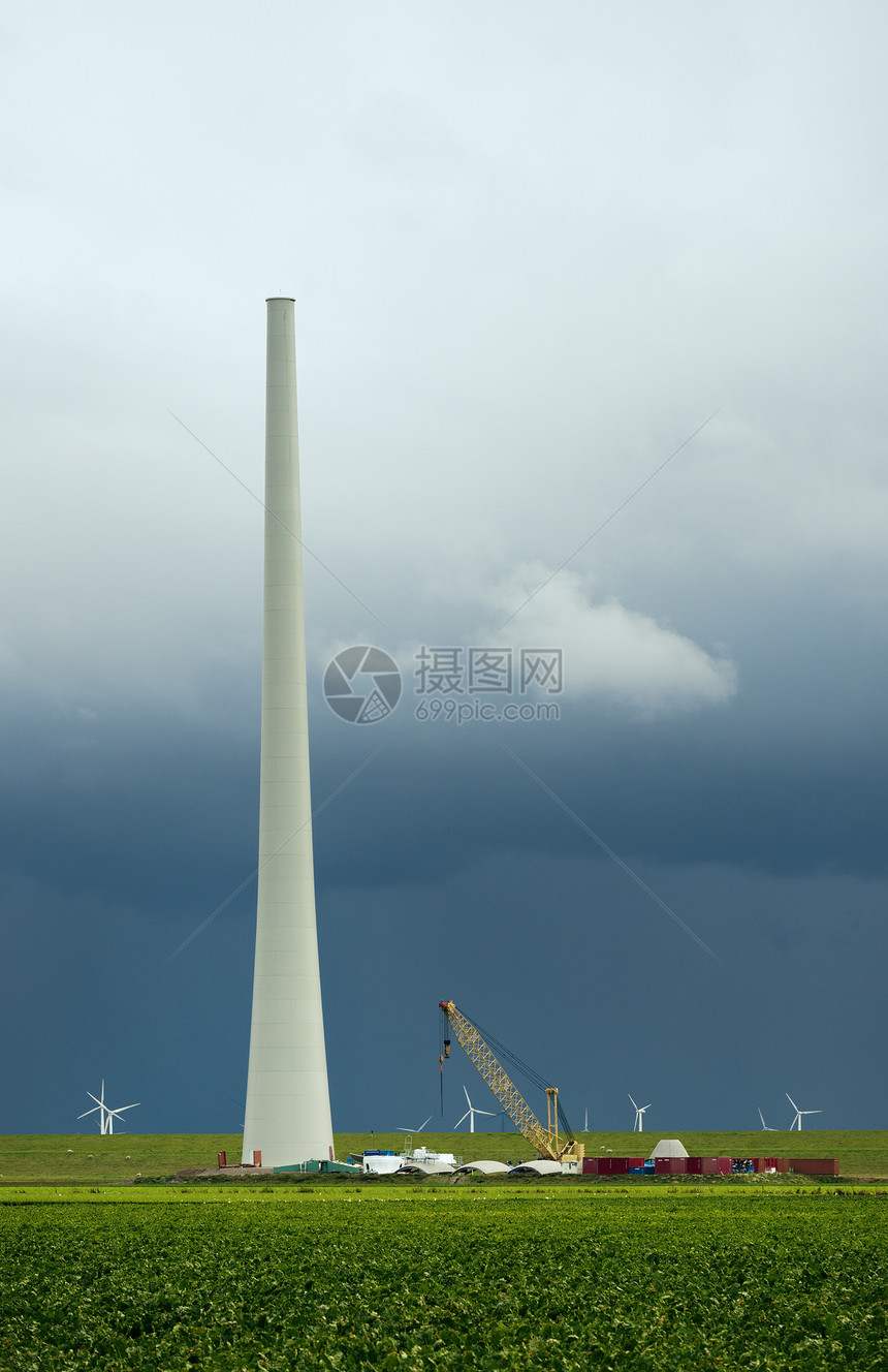 雷暴接近荷兰正在建造的风力涡轮机图片