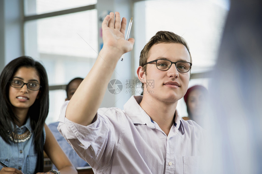 教室男学生手举图片