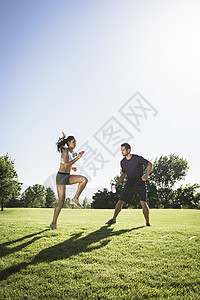 在公园中训练运动的年轻女性图片