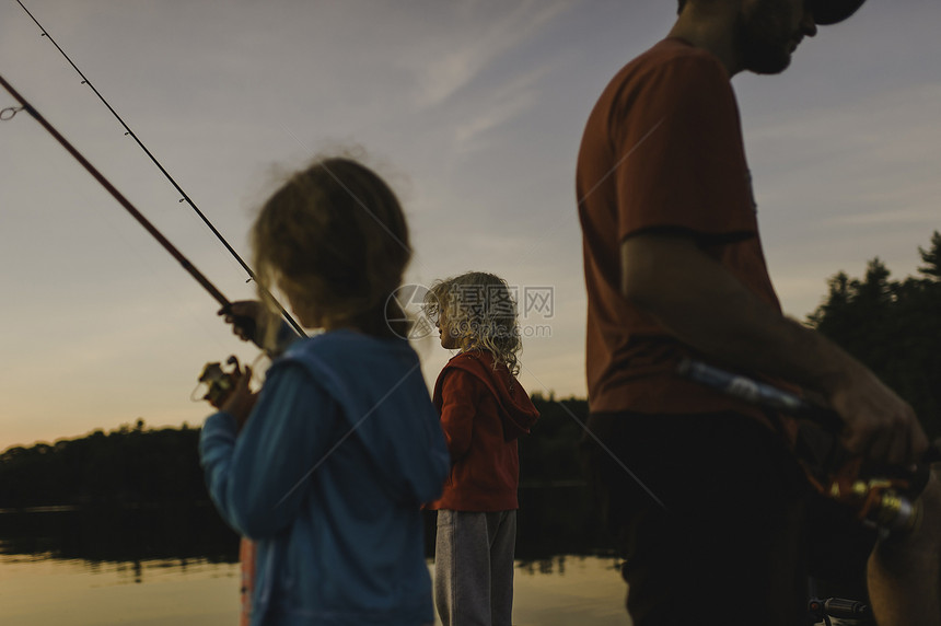 父亲带着女儿在湖边钓鱼图片