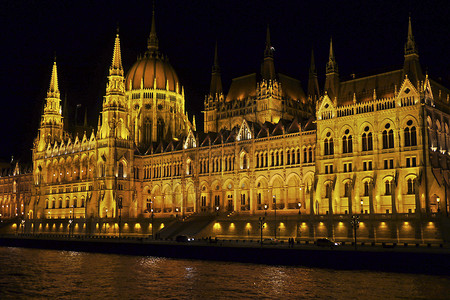 夜间匈牙利布达佩斯多瑙河图片