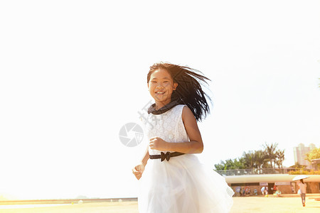 海滩上穿着白裙奔跑的女孩图片