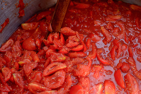 切碎的西红柿在锅里煮图片