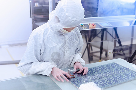 女工在灵活电子设备工厂清洁室使用粪便高清图片
