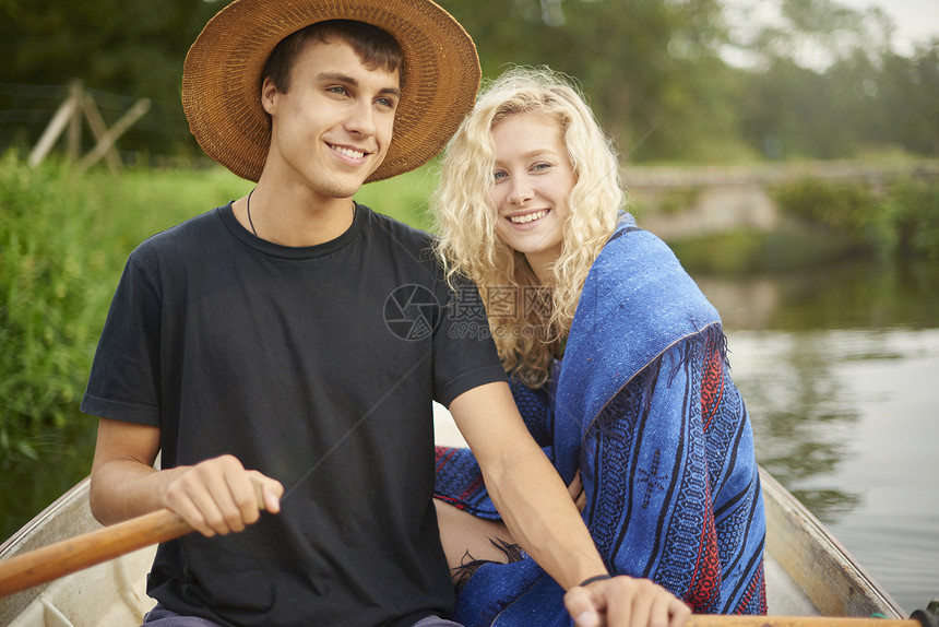 划河船上年轻夫妇的肖像图片