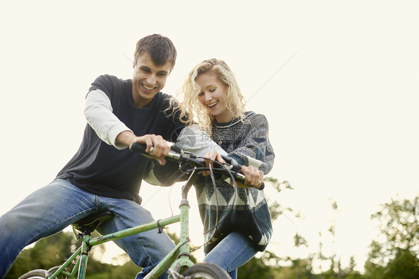 带自行车的年轻夫妇图片