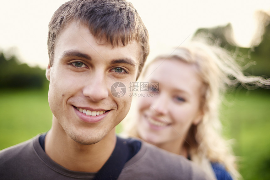 在女朋友面前的年轻男子近距离肖像图片
