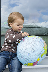 在窗台上玩充气球的女幼儿图片