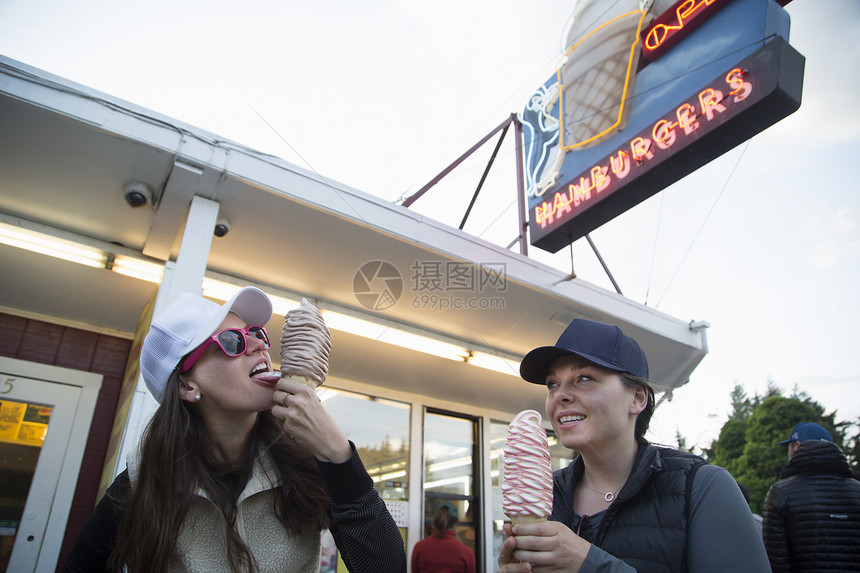 在美国华盛顿布兰科湖咖啡馆享受冰淇淋锥图片