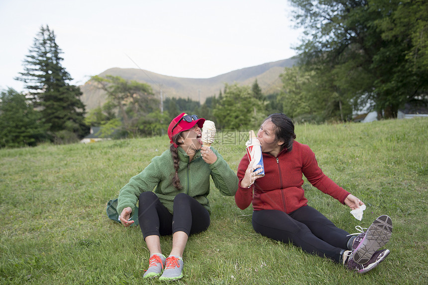 在美国华盛顿布兰科湖草地上享受冰淇淋锥的希克人图片