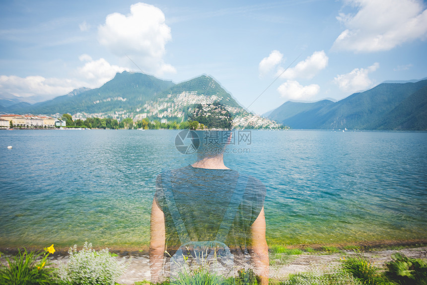 在瑞士卢加诺湖看望的妇女双重接触反应图片