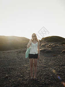 西班牙巴利阿里群岛Menorca海滩上中成年女子的肖像图片