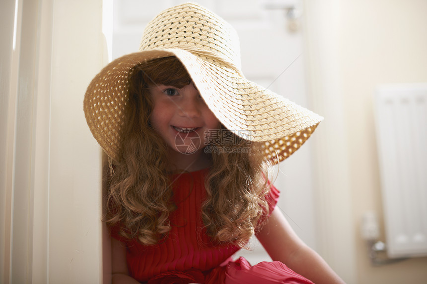 穿着草帽的可爱女孩肖像图片