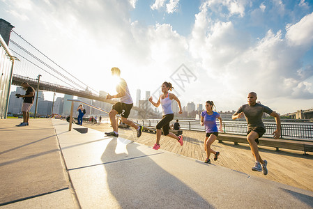 四位朋友跑在河边楼梯上纽约美国图片