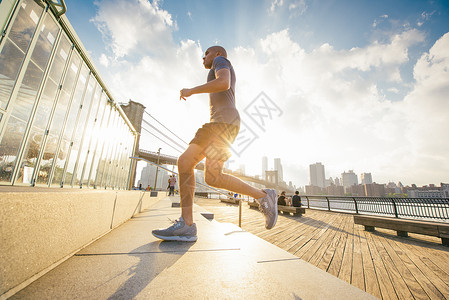 年轻男跑步者上美国纽约河滨的楼梯图片