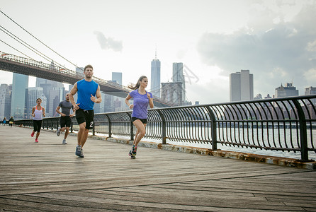 一群人在美国纽约布鲁克林桥前奔跑高清图片