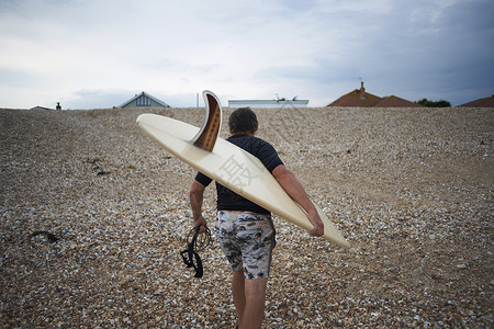 冲浪船在海滩上携带冲浪板图片